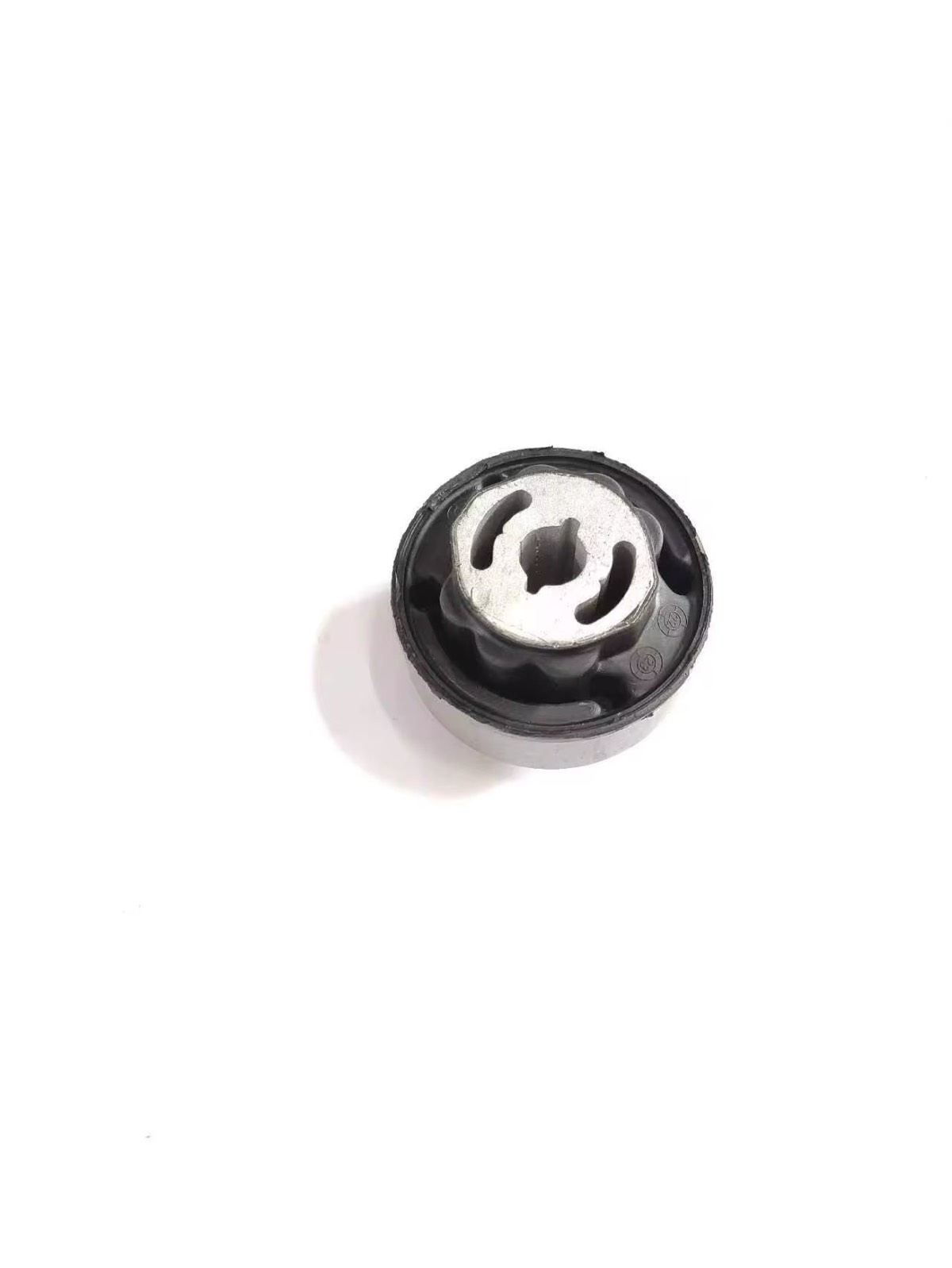 Silentbloc de bras de suspension inférieur 4