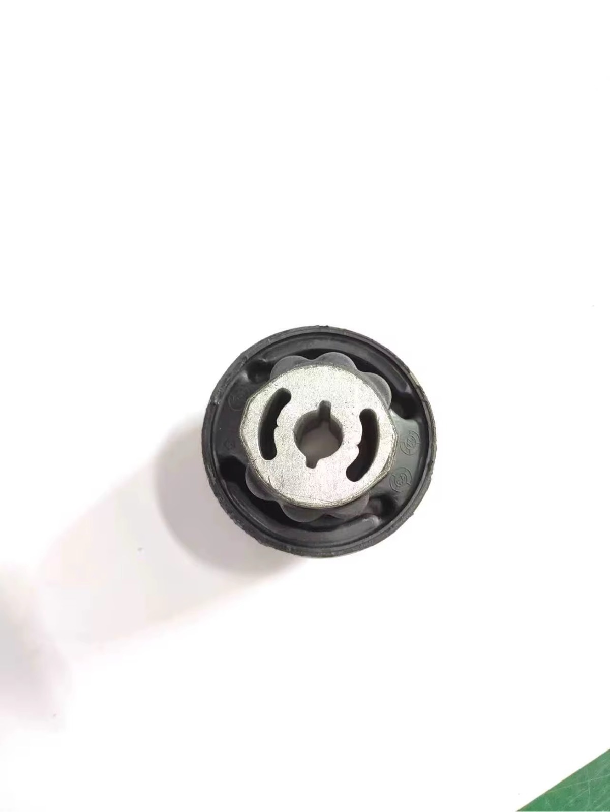 Silentbloc de bras de suspension inférieur 3